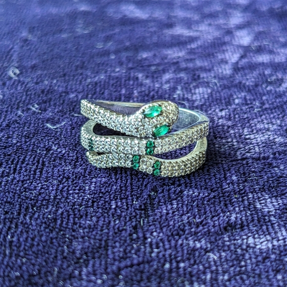Jewelry - Emerald Accent Silver Snake Ring - Modern Women Jewelry